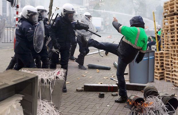 Affrontement entre les imprimeurs et la police