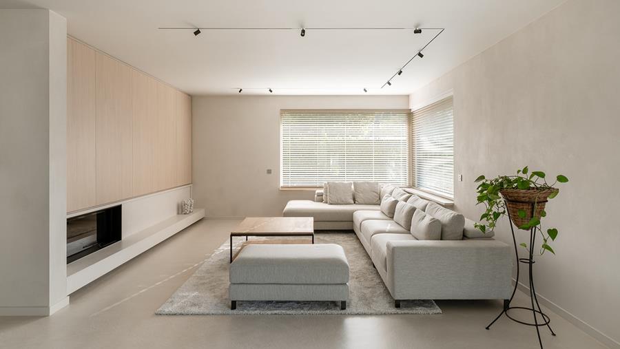 Blanc immaculé et chêne chaleureux en parfaite harmonie