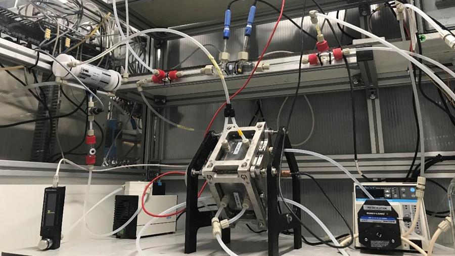 Water en stroom vangen 900 uur lang CO2