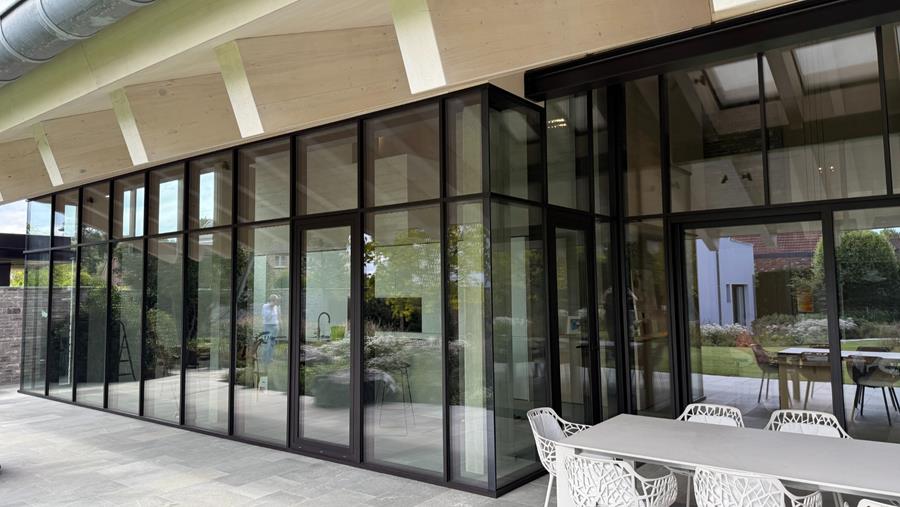 Primeur met ultrafijn gordijngevelsysteem