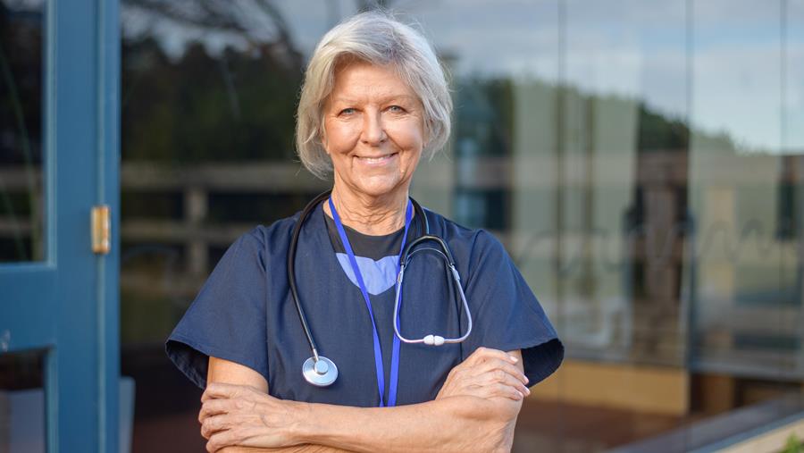 Gepensioneerden kunnen jaar langer voordelig aan de slag in de zorg