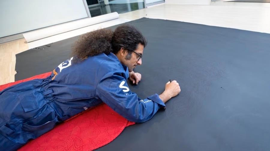 Enrico Mazzone poursuit son projet artistique monumental avec le soutien de Koehler Paper