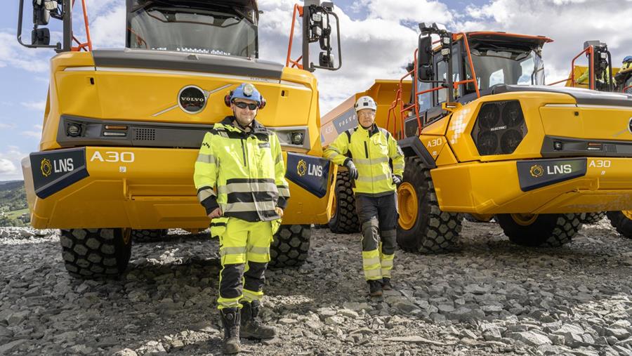 Eerste elektrische knikdumpers van Volvo bij LNS geleverd